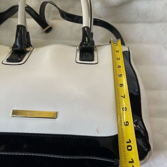 Anne Klein large black and white color block Satchel with gold tone hardwares. - Picture 12 of 15